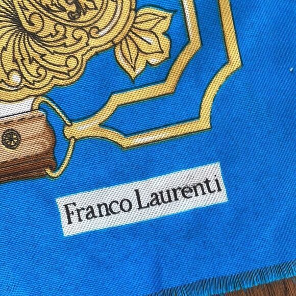 Vtg Franco Laurenti extra large crest themed scarf or wrap - Picture 6 of 11